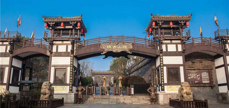 许可依与侯昊西岛一日游，最亮点的还是姐弟俩穿搭