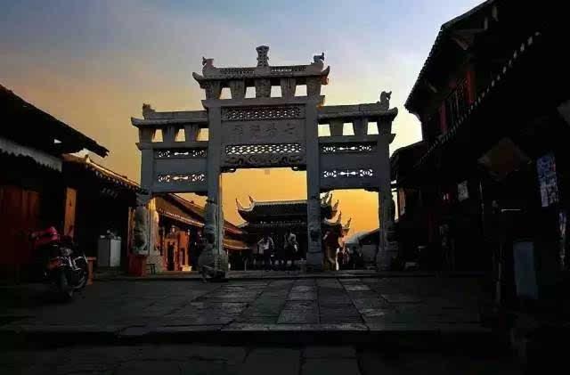 曾为安倍遇刺哽咽的媒体人曾颖，如今迫于压力在东京轻生，你怎么看？
